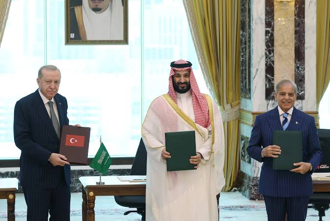 Public-domain Saudi flag illustrating the Mecca mutual-defence agreement