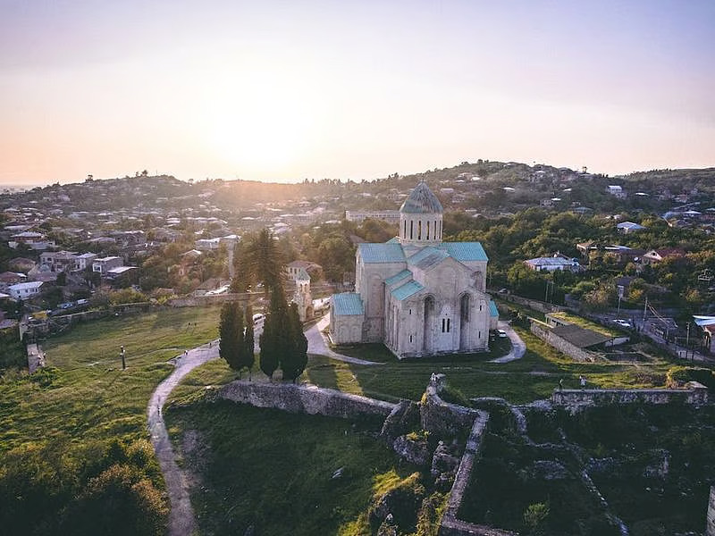 Tbilisi old town with colorful houses, cable car, and Narikala Fortress – a visa-on-arrival destination for UAE residents.