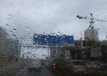 Dense fog, heavy rain, and high temperatures across UAE cities including Dubai and Abu Dhabi with weather warning symbols