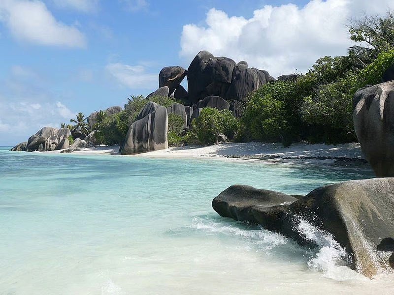 White sand beach with crystal-clear water and granite rocks in Seychelles – visa-free entry for UAE residents.